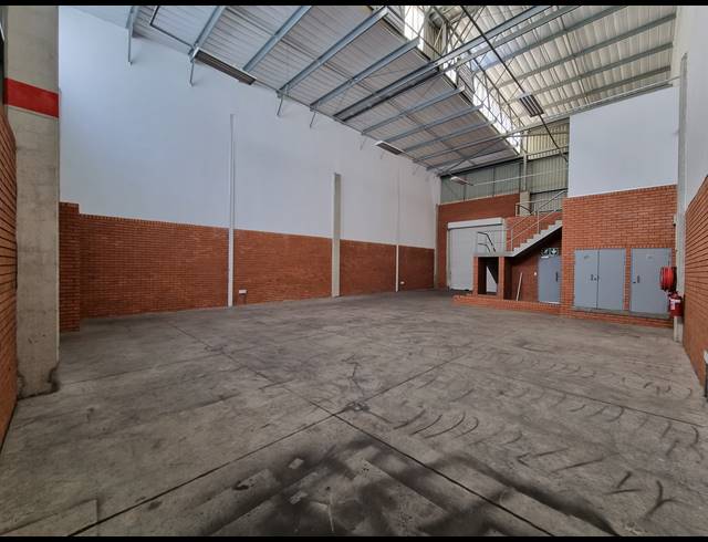 290M² WAREHOUSE TO LET IN LONGLAKE